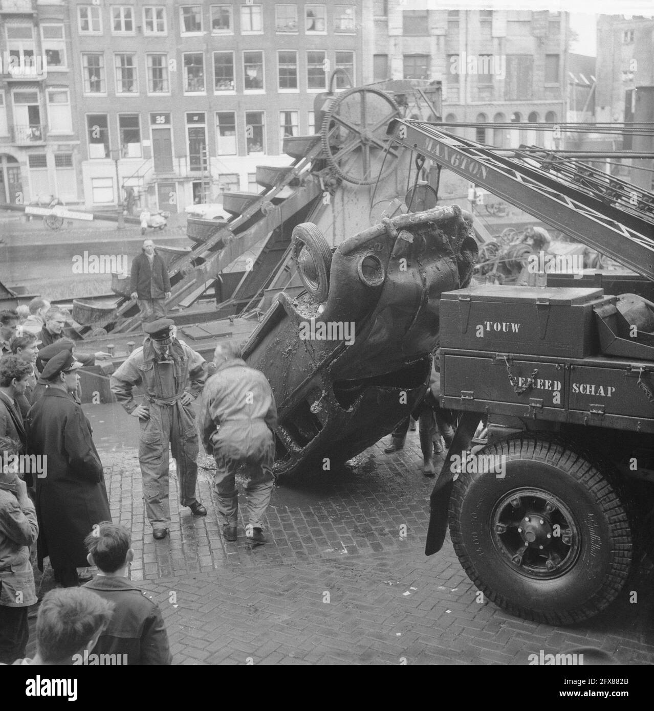 La drague capture une voiture manquante de 2.5 ans dans le canal du nouvel empereur, 11 octobre 1960, Autos, dragues, Pays-Bas, Agence de presse du XXe siècle photo, nouvelles à retenir, documentaire, photographie historique 1945-1990, histoires visuelles, L'histoire humaine du XXe siècle, immortaliser des moments dans le temps Banque D'Images