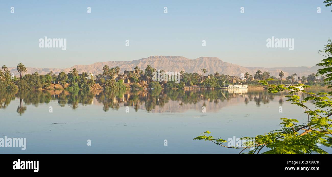 Vue panoramique sur le nil et la rive ouest de louxor avec montagnes et réflexion dans l'eau Banque D'Images