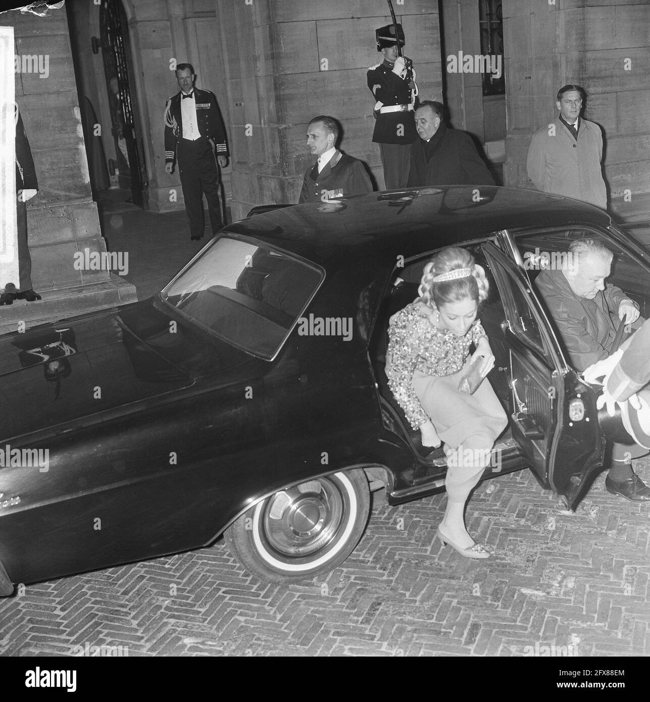 Bal au Palace sur le barrage, la princesse Paola sort de voiture, 8 mars 1966, Autos, palais, Princesses, pays-Bas, agence de presse du XXe siècle photo, news to remember, documentaire, photographie historique 1945-1990, histoires visuelles, L'histoire humaine du XXe siècle, immortaliser des moments dans le temps Banque D'Images