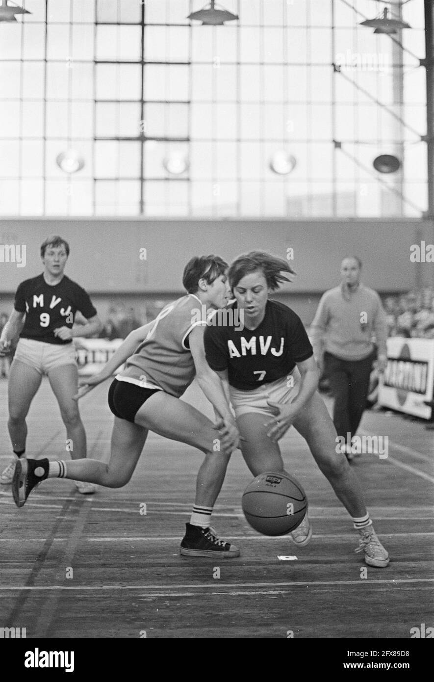 Basket-ball D. coupe d'Europe AMVJ contre MTK Budapest 62-57. ELS van der  Heijden a rompu, 11 novembre 1967, BASKET-BALL, pays-Bas, agence de presse  du xxe siècle photo, nouvelles à retenir, documentaire, photographie