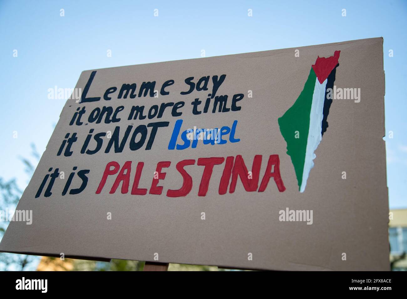 Palästina Aktivisten halten Schilder: ' lass es mich noch einmal sagen es ist nicht Israel es ist Palästina '. AM 25. Mai 2021 ersten Jahrestag des rassistischen Mordes an den Afroamerikaner George Perry Floyd versammelten sich in München 550 Menschen, UM gegen Rassismus und Unterdrückung zu demonstrieren. Die Demo solidarisierte sich mit den Palästinenser*innen. - les militants palestiniens tiennent des signes lisant: ' Lemme dire qu'il une fois de plus ce n'est pas Israël, c'est la Palestine '. Le 25 mai 2021, premier anniversaire du meurtre raciste de George Perry Floyd, environ 550 personnes ont rejoint une société de démonstration Banque D'Images