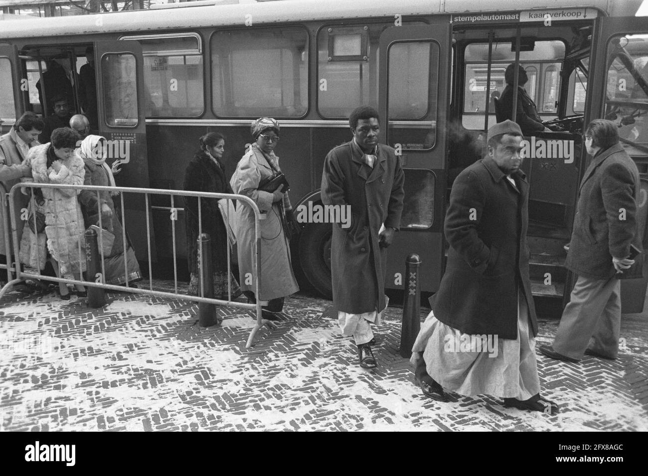 Beatrix et Claus en route pour la réception du nouvel an du corps diplomatique à Paleis op de Dam; membres du corps diplomatique à l'arrivée, le 14 janvier 1987, réceptions du nouvel an, arrivées, Membres, pays-Bas, Agence de presse du XXe siècle photo, nouvelles à retenir, documentaire, photographie historique 1945-1990, histoires visuelles, L'histoire humaine du XXe siècle, immortaliser des moments dans le temps Banque D'Images