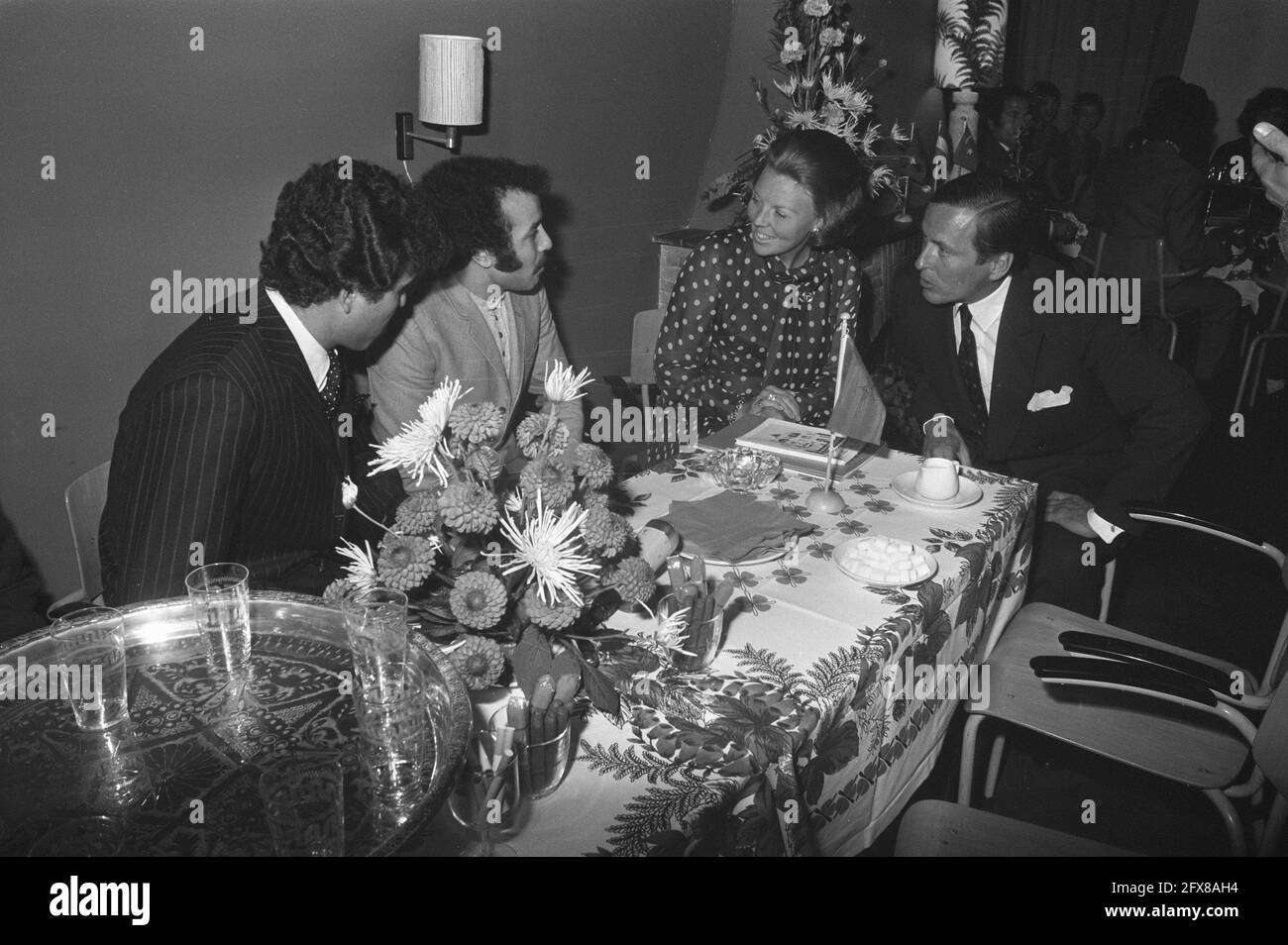 Beatrix et Claus discutant avec des employés invités du Maroc et de la Turquie à Amersfoort, Beatrix et Claus parlant avec des employés invités, 22 août 1972, travailleurs invités, pays-Bas, agence de presse du xxe siècle photo, nouvelles à retenir, documentaire, photographie historique 1945-1990, histoires visuelles, L'histoire humaine du XXe siècle, immortaliser des moments dans le temps Banque D'Images