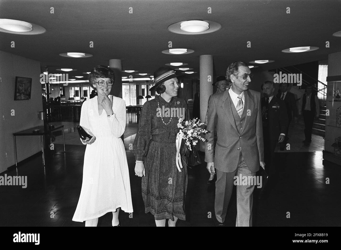 Beatrix a assisté à la présentation d'ICODO à Utrecht en activant le télex pour révéler du texte, Beatrix avec Van der Hooft, 29 avril 1981, visites guidées, machines télex, Pays-Bas, Agence de presse du XXe siècle photo, nouvelles à retenir, documentaire, photographie historique 1945-1990, histoires visuelles, L'histoire humaine du XXe siècle, immortaliser des moments dans le temps Banque D'Images Beatrix a assisté à la présentation d'ICODO à Utrecht en activant le télex pour révéler du texte, Beatrix avec Van der Hooft, 29 avril 1981, visites guidées, machines télex, Pays-Bas, Agence de presse du XXe siècle photo, nouvelles à retenir, documentaire, photographie historique 1945-1990, histoires visuelles, L'histoire humaine du XXe siècle, immortaliser des moments dans le temps Banque D'Images