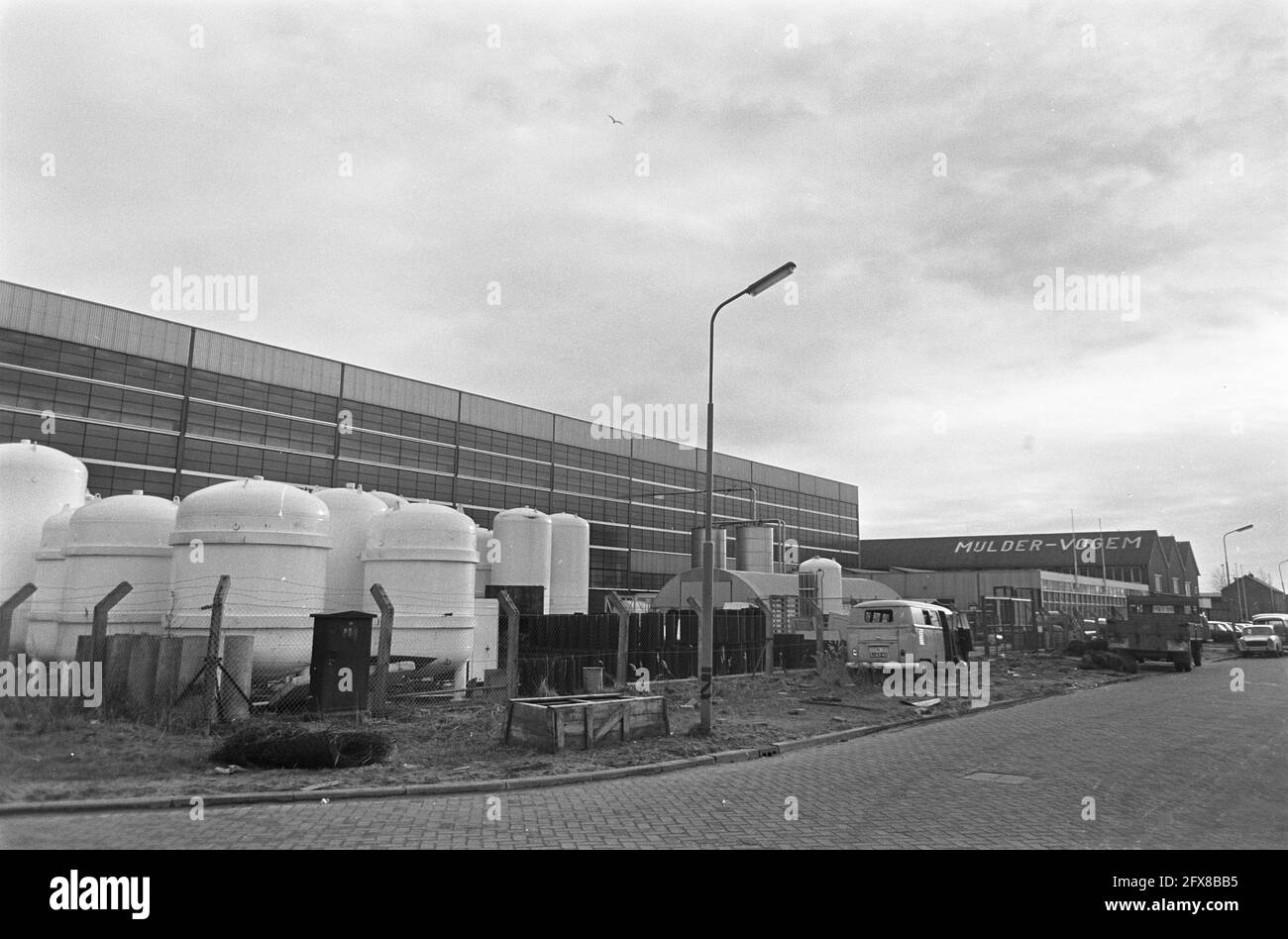 La société Mulder Vogem à Nieuw Vennep a fait faillite de l'usine, a laissé  d'énormes barils Date: 4 février 1969 mots clés: Entreprises, usines Photo  Stock - Alamy