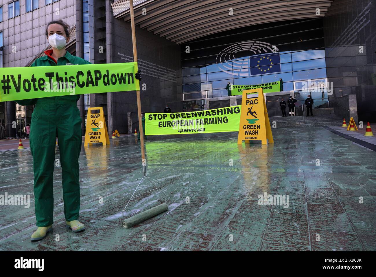 Bruxelles, Belgique.26 mai 2021.Les militants de Greenpeace protestent devant le Parlement européen tandis que les pourparlers sur la politique agricole commune (PAC) ont lieu au Parlement européen.Bruxelles, Belgique, le 26 mai 2021.Crédit: Valeria Mongelli/ZUMA Wire/Alay Live News Banque D'Images