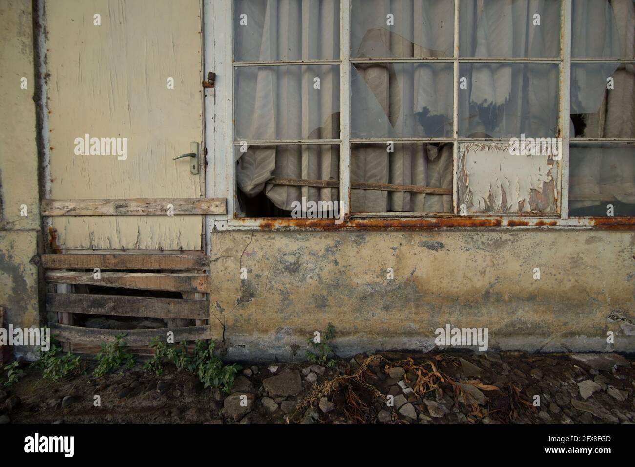 Partie d'une gare abandonnée à Semarang, Central Java, Indonésie. Situé en partie sur la zone côtière avec un certain nombre de canaux et de rivière, Semarang a souffert de l'affaissement des terres et des inondations côtières. Banque D'Images