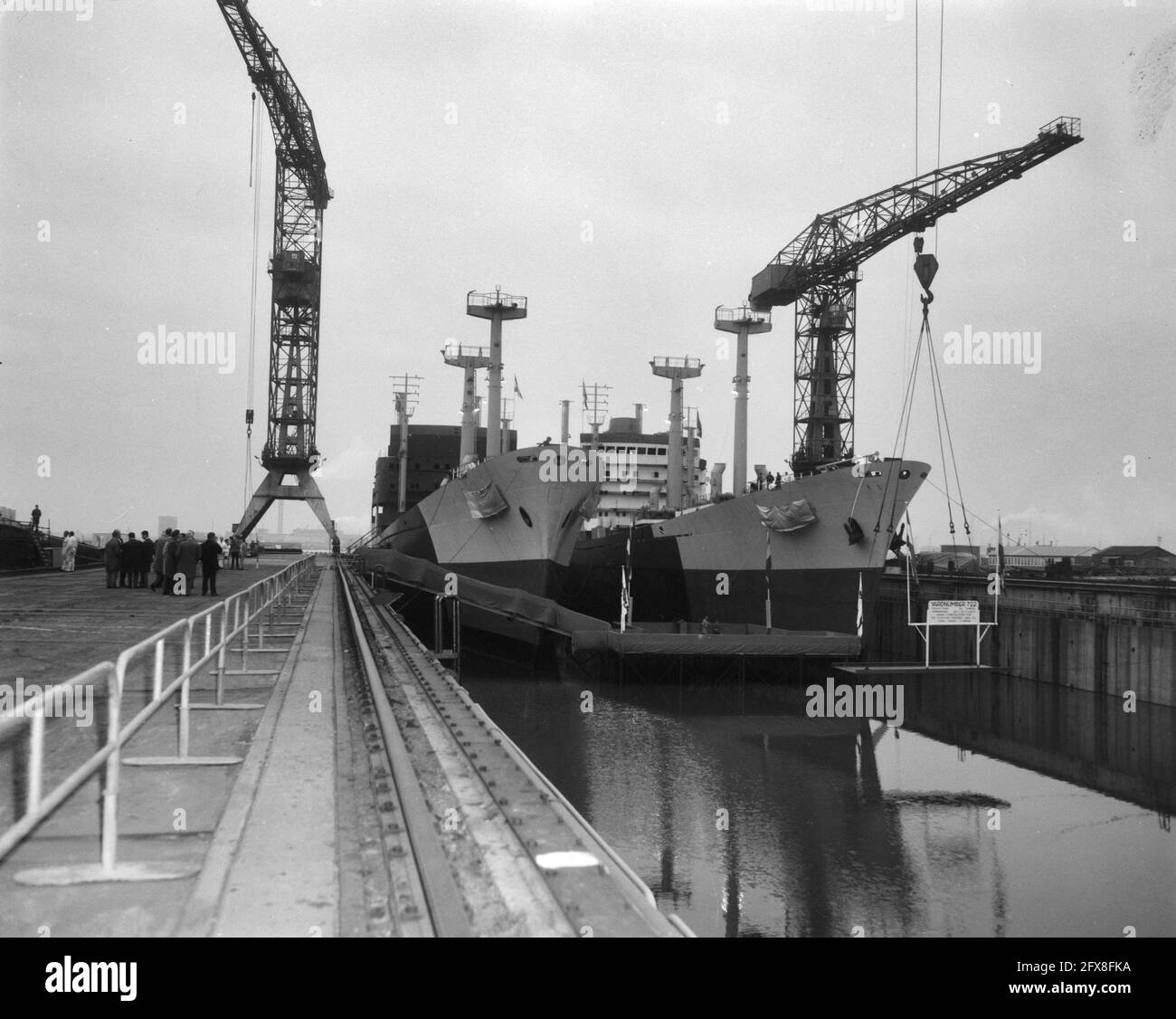 Les deux navires situés dans le quai, 11 octobre 1965, construction navale, lancement, navires de cargaison, Mer, pays-Bas, agence de presse du XXe siècle photo, news to remember, documentaire, photographie historique 1945-1990, histoires visuelles, L'histoire humaine du XXe siècle, immortaliser des moments dans le temps Banque D'Images