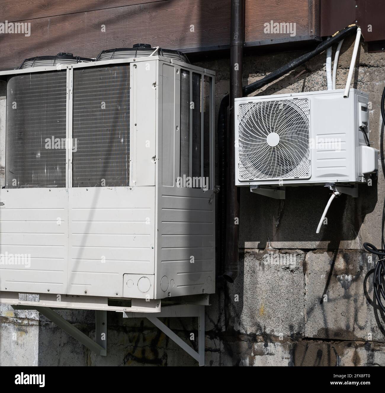 Climatiseurs industriels au mur. Banque D'Images