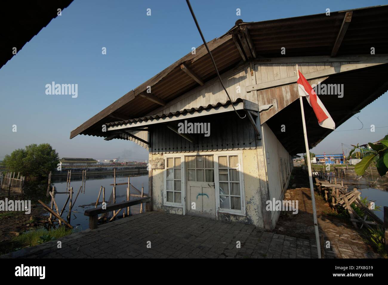 Partie d'une gare abandonnée à Semarang, Central Java, Indonésie. Situé en partie sur la zone côtière avec un certain nombre de canaux et de rivière, Semarang a souffert de l'affaissement des terres et des inondations côtières. Banque D'Images