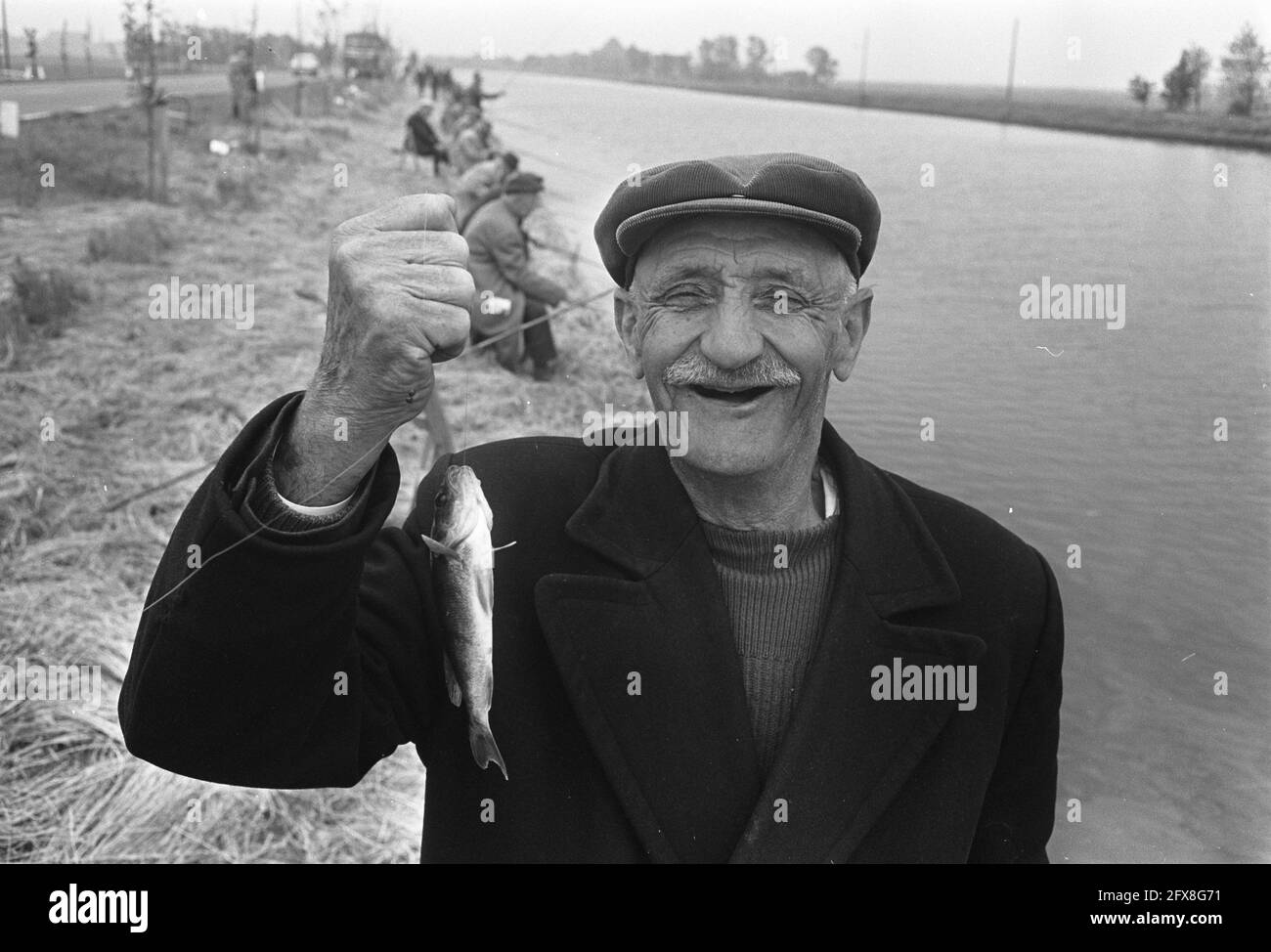 Roeterstraat pour les personnes âgées, pêche à Ilpendam. Grandpa Jan Hijkamp (80 ans) a été le premier à capturer quelque chose, 5 juin 1968, BEJAARDEN, VISSEN, pays-Bas, agence de presse du xxe siècle photo, nouvelles à retenir, documentaire, photographie historique 1945-1990, histoires visuelles, L'histoire humaine du XXe siècle, immortaliser des moments dans le temps Banque D'Images