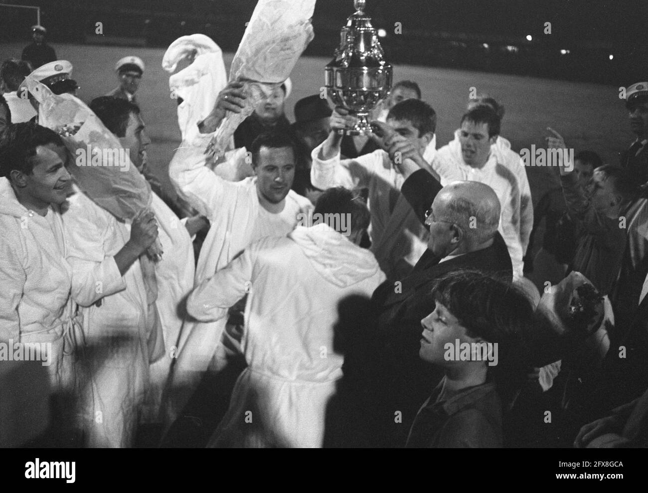 Coupe finale Sparta v ADO 1-0, joueurs Sparta avec coupe / fumée négative, 25 mai 1966, coupe finale, sports, football, Pays-Bas, Agence de presse du XXe siècle photo, nouvelles à retenir, documentaire, photographie historique 1945-1990, histoires visuelles, L'histoire humaine du XXe siècle, immortaliser des moments dans le temps Banque D'Images