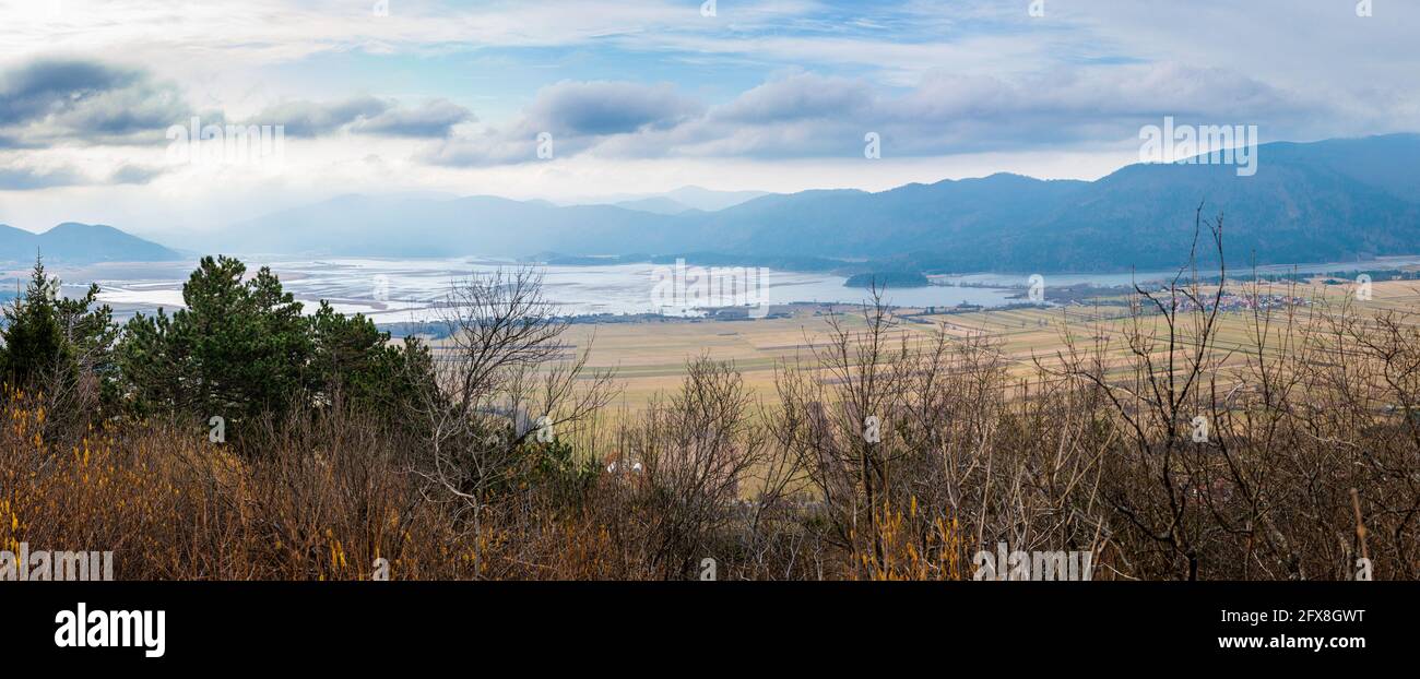 Vue imprenable sur le lac Cerknica en Slovénie - Cerkniško jezero. Vue de Slivnica sur le beau lac intermittent ou en voie de disparition dans Slovenia kars Banque D'Images