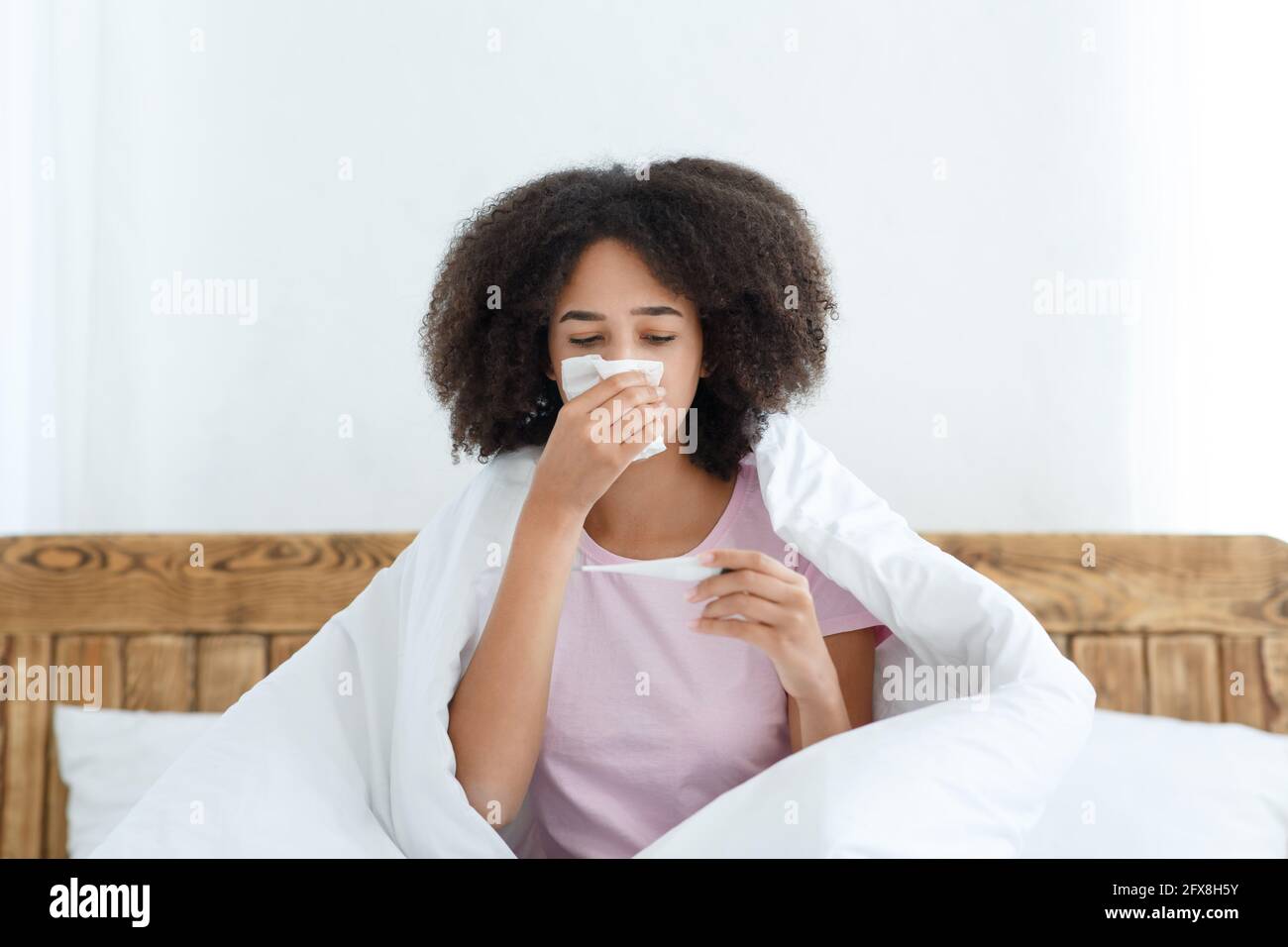 Covid-19, auto-isolement, quarantaine et maladies virales, grippe et rhume à la maison Banque D'Images