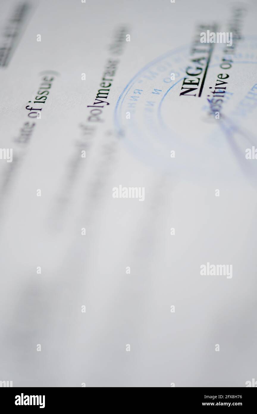 New york, États-Unis - 26 mai 2021 : test de virus covid négatif requis avec vue rapprochée de la macro du timbre Banque D'Images