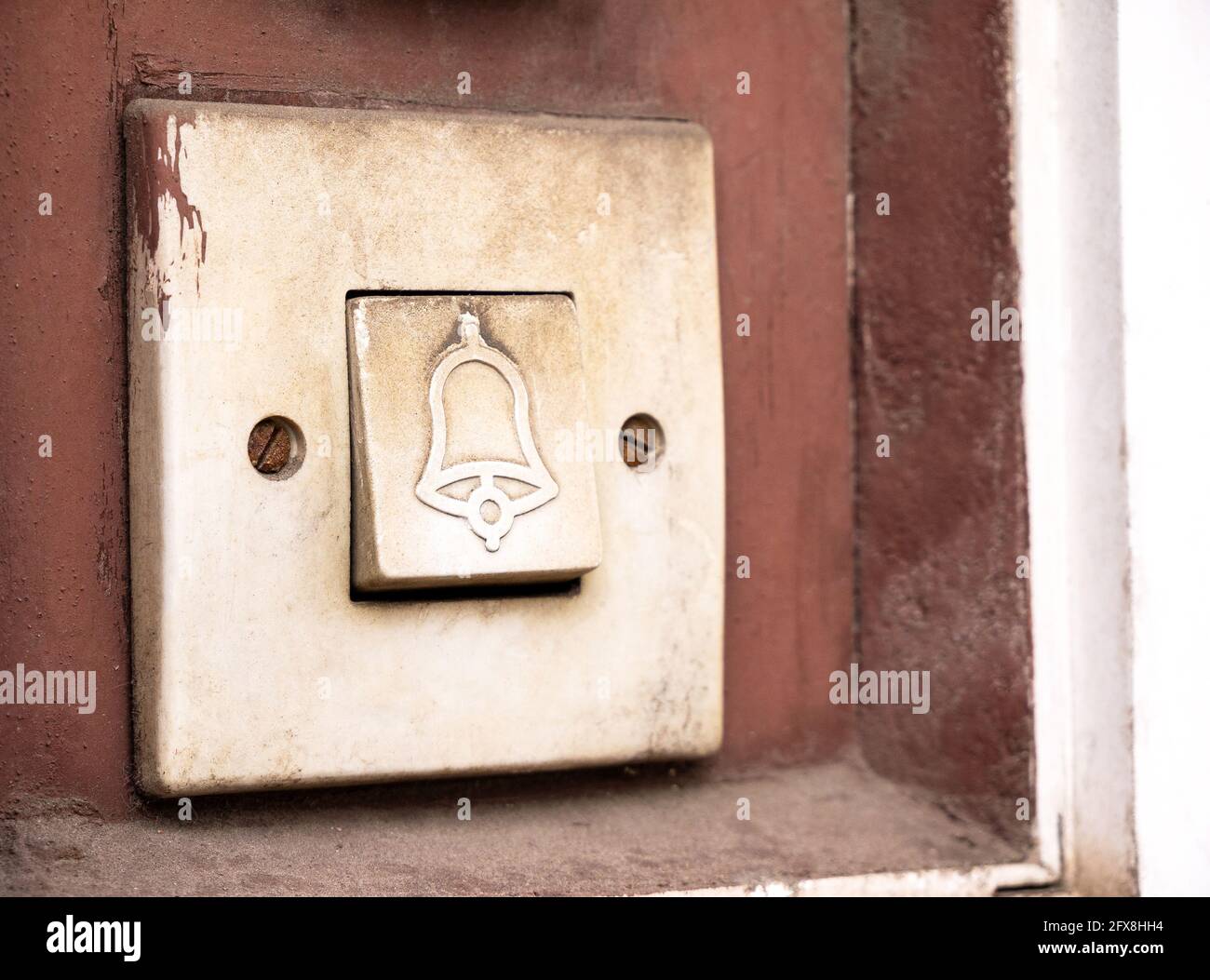 Vieux symbole de cloche de porte rétro détail bouton, macro, gros plan extrême, personne. Porte d'entrée système de signal de cloche vintage objet commutateur ancien, être Banque D'Images