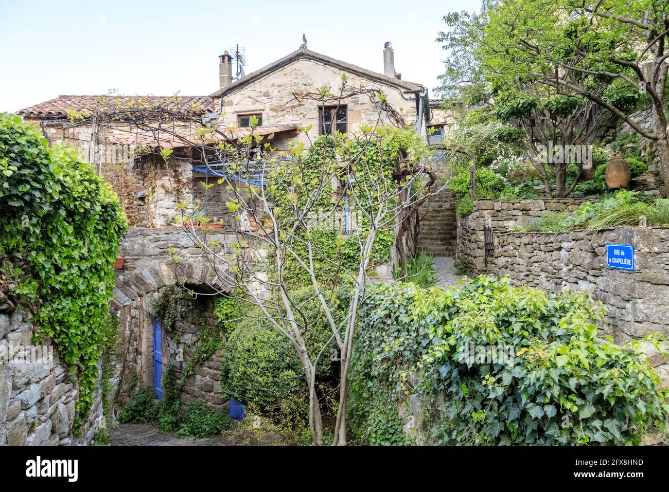 France, Ardèche, Parc National des Cévennes, Parc naturel régional des Monts d'Ardèche, les Vans, village des Naves, allée et maisons typiques // France, Ardèche ( Banque D'Images