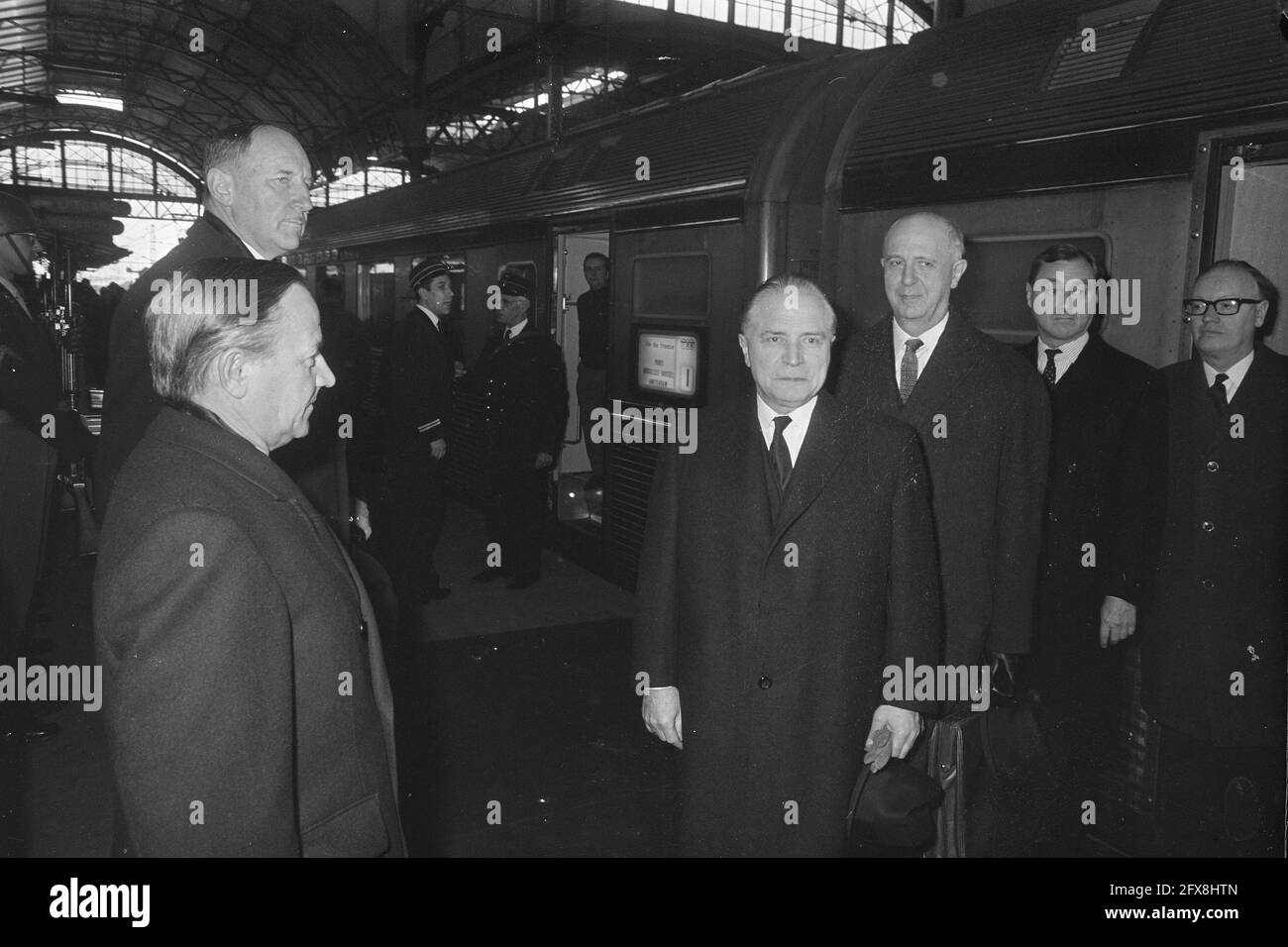 Le Premier ministre belge G. Eyskens et le ministre des Affaires étrangères P. Harmel arrivent à la gare de la Haye de gauche à droite de Jong, LUN, Eyskens et Harmel, le 4 février 1969, ministres, stations, pays-Bas, Agence de presse du XXe siècle photo, nouvelles à retenir, documentaire, photographie historique 1945-1990, histoires visuelles, L'histoire humaine du XXe siècle, immortaliser des moments dans le temps Banque D'Images