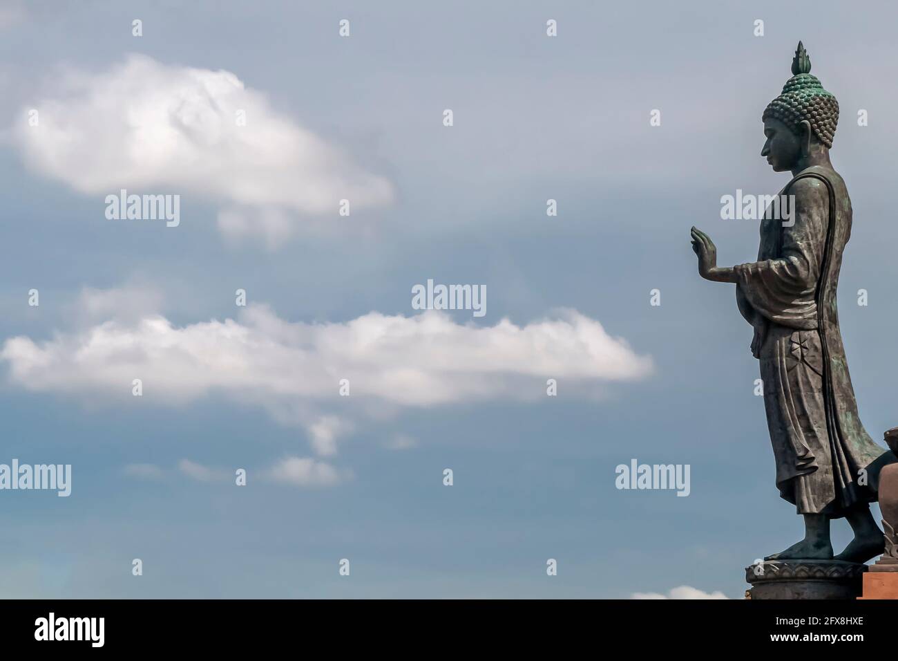 Statue géante de Bouddha debout dans l'attitude de Leela au parc bouddhiste de Phutthamonthon, province de Nakhon Pathom, Thaïlande Banque D'Images