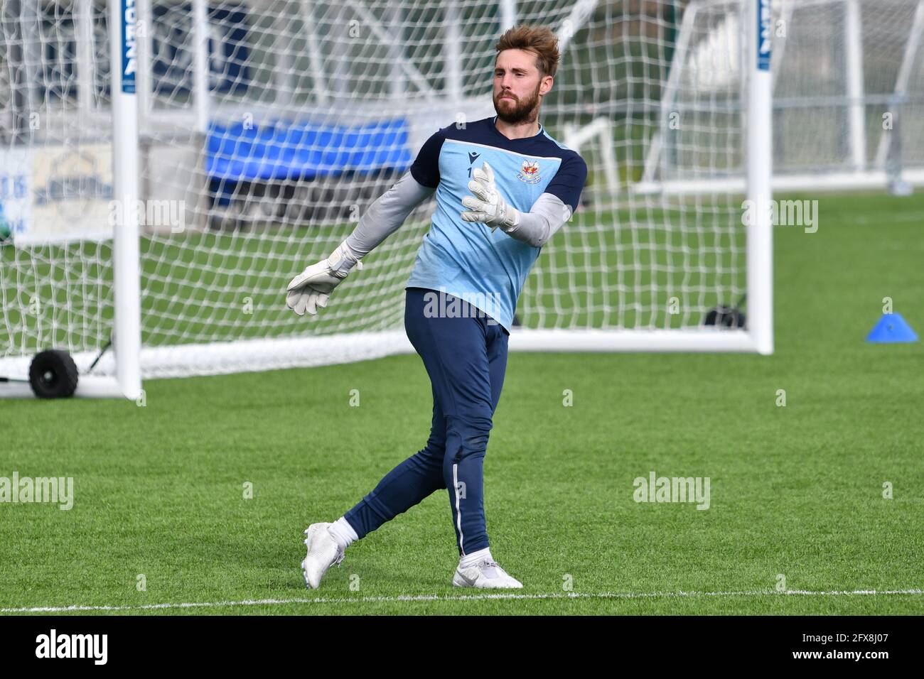 Bridgend, pays de Galles. 10 octobre 2020. Le gardien de but Rhys Wilson de Penybont lors de l'échauffement avant le match avant le match de J.D. Cymru Premier entre Penybont et les New Saints au SDM Glass Stadium de Bridgend, pays de Galles, Royaume-Uni, le 10 octobre 2020. Les stades sportifs du Royaume-Uni restent soumis à des restrictions strictes en raison de la pandémie du coronavirus, car les lois de distanciation sociale du gouvernement interdisent aux fans à l'intérieur des lieux, ce qui entraîne des matchs à huis clos. Crédit : Duncan Thomas/Majestic Media. Banque D'Images