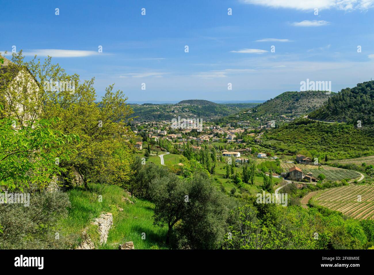 France, Ardèche, Parc National des Cévennes, Parc naturel régional des Monts d'Ardèche, les Vans, vue sur les Vans depuis le village de Naves // France, Ardèch Banque D'Images