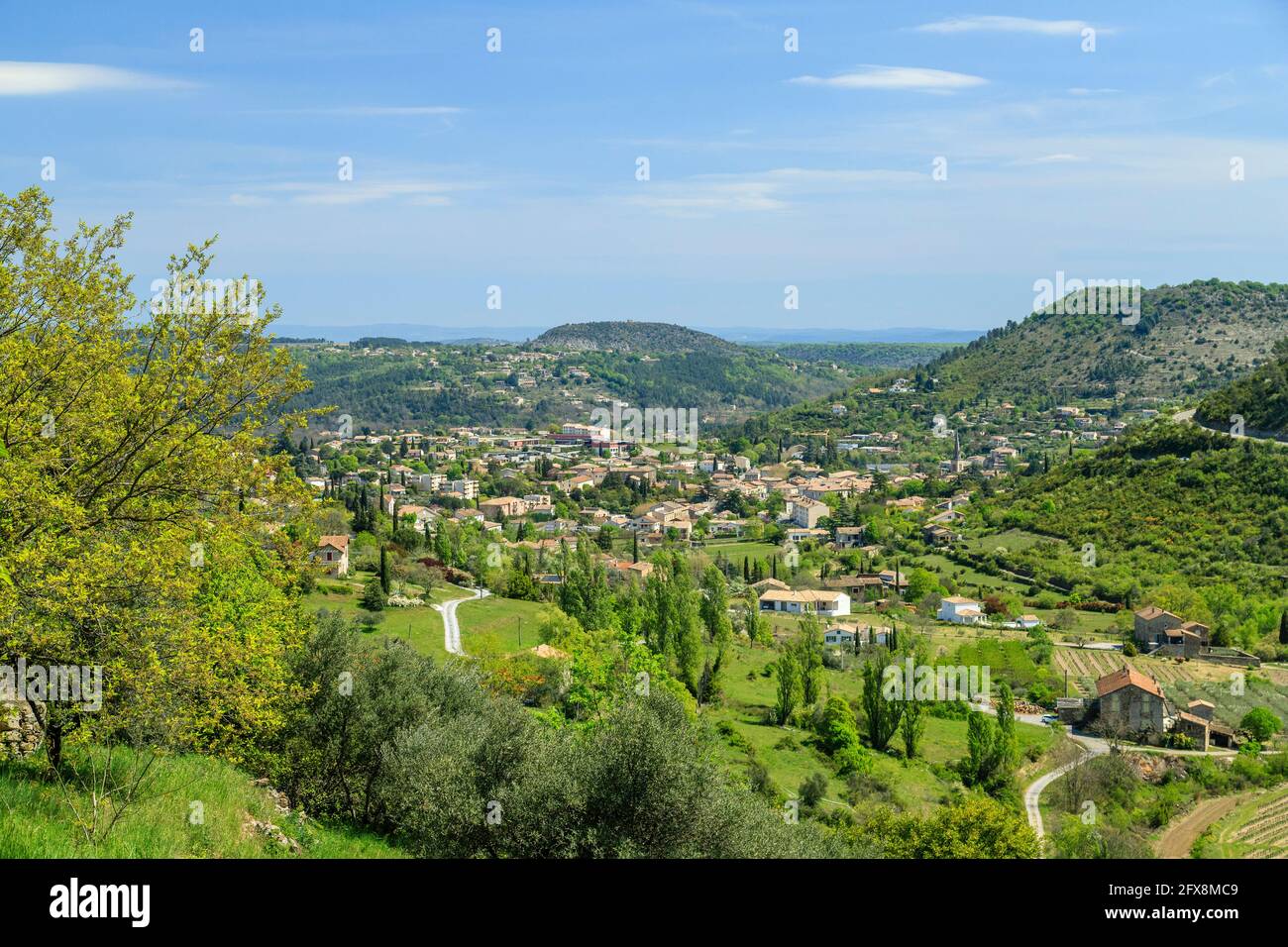 France, Ardèche, Parc National des Cévennes, Parc naturel régional des Monts d'Ardèche, les Vans, vue sur les Vans depuis le village de Naves // France, Ardèch Banque D'Images