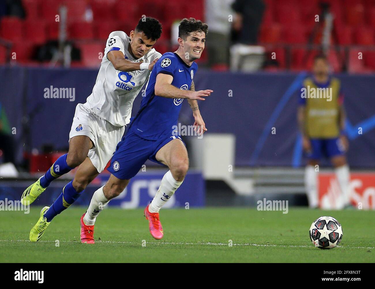 Photo du dossier datée du 13-04-2021 de Kleper Pepe (à gauche) du FC Porto qui s'est fouillé Christian Pulisic de Chelsea lors de la finale du quart de la Ligue des champions de l'UEFA à Séville. Le crédit photo devrait se lire comme suit : Isabel Infantes/PA Wire. Date de publication : le mercredi 26 mai 2021. Chelsea affrontera Manchester City samedi lors de la finale de la Ligue des champions. Ici, nous examinons la route des Bleus vers leur première finale depuis la levée du trophée en 2012. Banque D'Images