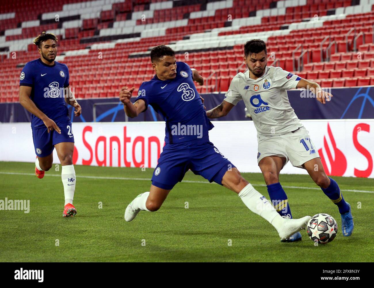 Photo du dossier datée du 13-04-2021 de Thiago Silva de Chelsea et de Jesus Corona du FC Porto lors de la finale du quart de la Ligue des champions de l'UEFA à Séville. Date de publication : le mercredi 26 mai 2021. Chelsea affrontera Manchester City samedi lors de la finale de la Ligue des champions. Ici, nous examinons la route des Bleus vers leur première finale depuis la levée du trophée en 2012. Banque D'Images