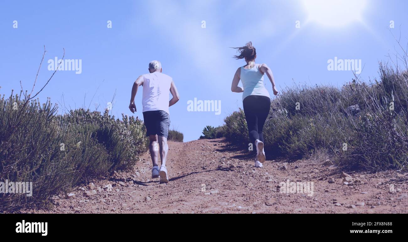 Composition de la vue arrière de l'homme et de la femme qui s'y trouvent campagne Banque D'Images