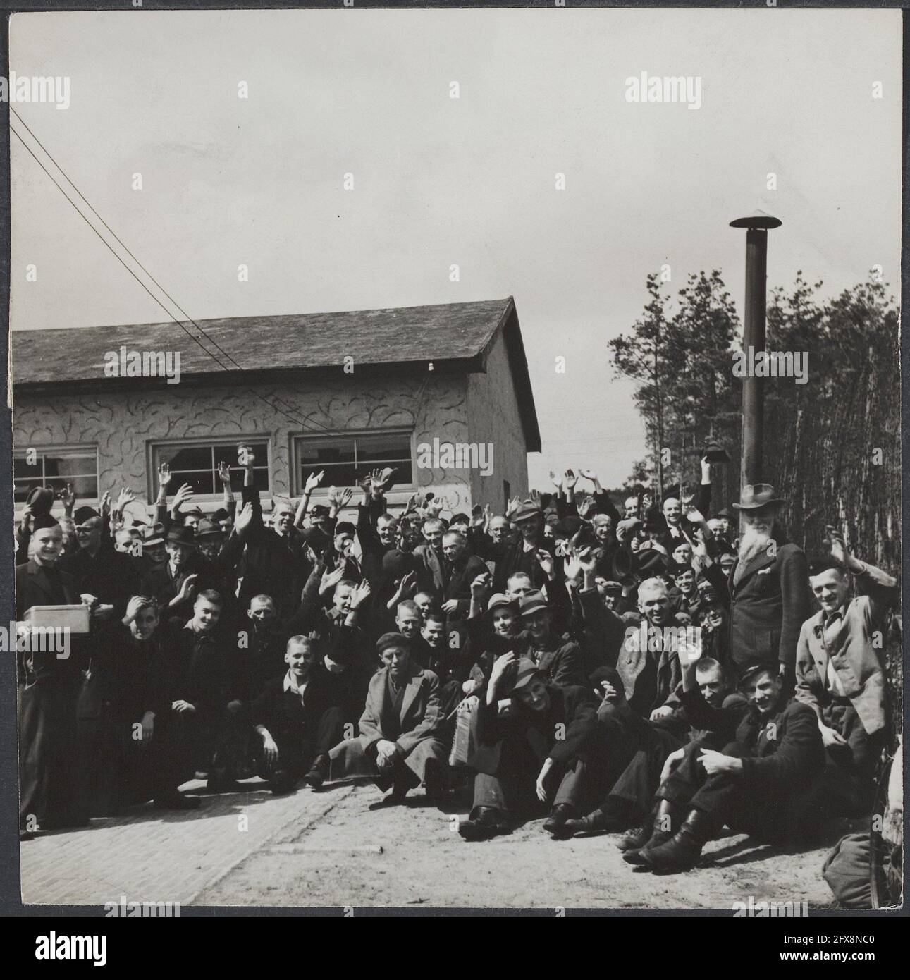 Libération du Camp Amersfoort. Tous les prisonniers du Camp Amersfoort sont prêts à rentrer chez eux, le 7 mai 1945, libération, camps de concentration, Prisonniers, pays-Bas, Agence de presse du XXe siècle photo, nouvelles à retenir, documentaire, photographie historique 1945-1990, histoires visuelles, L'histoire humaine du XXe siècle, immortaliser des moments dans le temps Banque D'Images