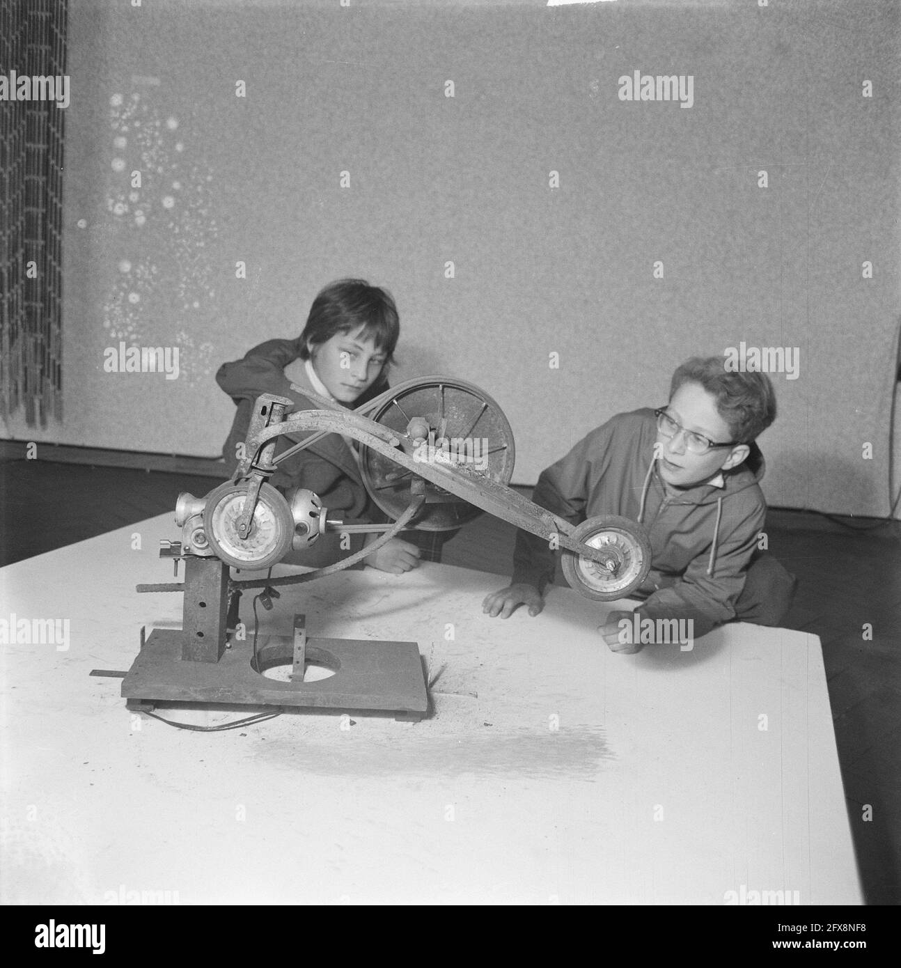 Mouvement dans le musée Stedelijk d'Amsterdam. Enfants sur et à bord d'instruments de déménagement, 13 mars 1961, arts visuels, enfants, Musées, pays-Bas, Agence de presse du XXe siècle photo, nouvelles à retenir, documentaire, photographie historique 1945-1990, histoires visuelles, L'histoire humaine du XXe siècle, immortaliser des moments dans le temps Banque D'Images