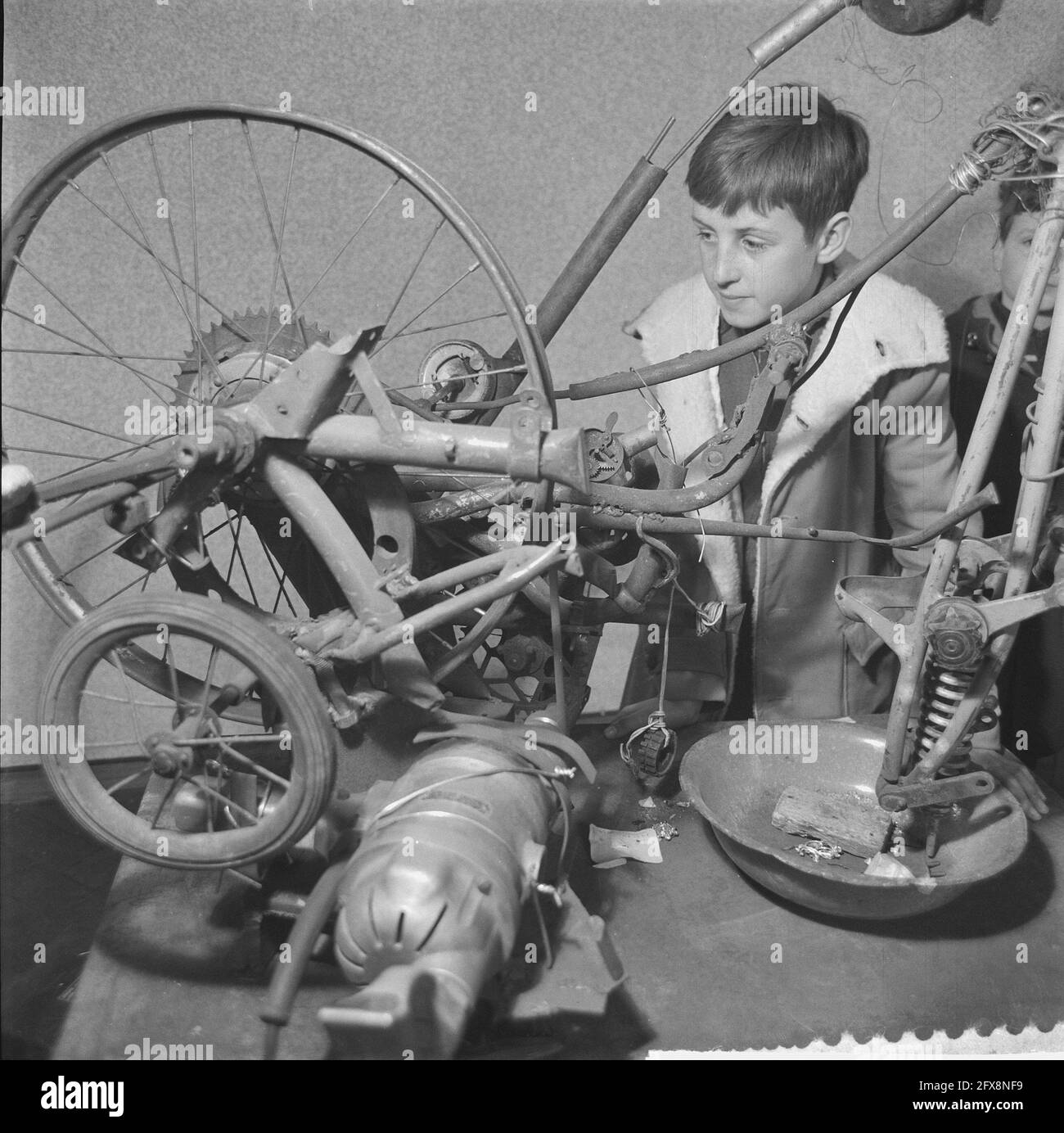 Mouvement dans le musée Stedelijk, Amsterdam. Enfants sur et à bord d'instruments de déménagement, 13 mars 1961, arts visuels, enfants, Musées, pays-Bas, Agence de presse du XXe siècle photo, nouvelles à retenir, documentaire, photographie historique 1945-1990, histoires visuelles, L'histoire humaine du XXe siècle, immortaliser des moments dans le temps Banque D'Images