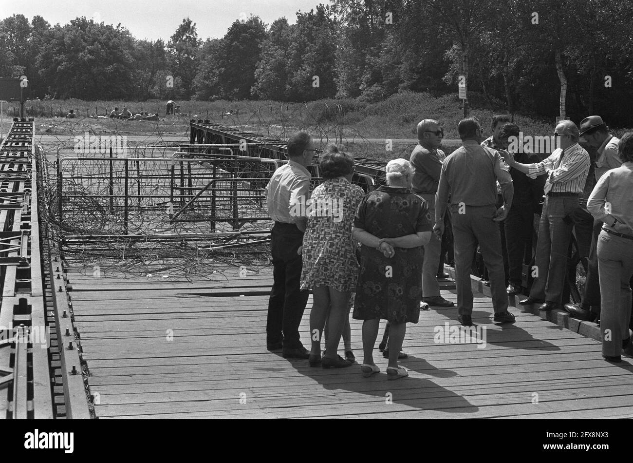 Les résidents de la ville allemande Nordhorn protestent contre la base aérienne de l'OTAN, les résidents discutent à un pont bloqué, 18 juin 1973, manifestations, pays-Bas, agence de presse du xxe siècle photo, nouvelles à retenir, documentaire, photographie historique 1945-1990, histoires visuelles, L'histoire humaine du XXe siècle, immortaliser des moments dans le temps Banque D'Images