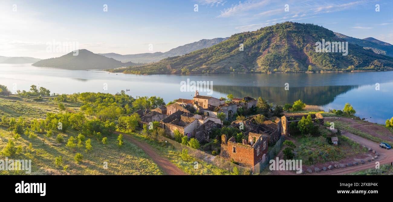 France, Hérault, Lac du Salagou, celles (vue aérienne) // France, Hérault (34), lac du Salagou, celles (vue aérienne) Banque D'Images