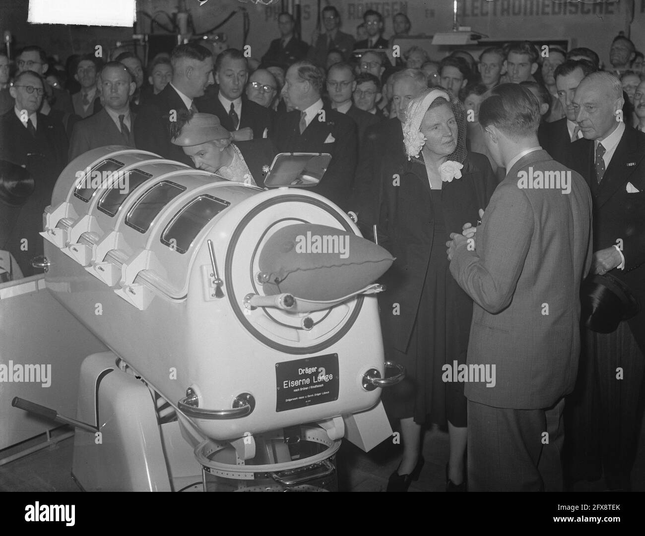 Visitez sa Majesté à Jaarbeurs. Juliana est expliqué au sujet du poumon de fer, 12 septembre 1950, visites, foires, reines, Pays-Bas, Agence de presse du XXe siècle photo, nouvelles à retenir, documentaire, photographie historique 1945-1990, histoires visuelles, L'histoire humaine du XXe siècle, immortaliser des moments dans le temps Banque D'Images