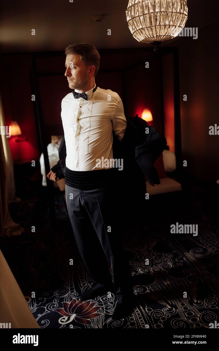 Matin du marié avant le mariage. Préparation du matin du marié. Jeune et beau marié s'habille avec un noeud papillon de mariage. Homme élégant en costume Banque D'Images