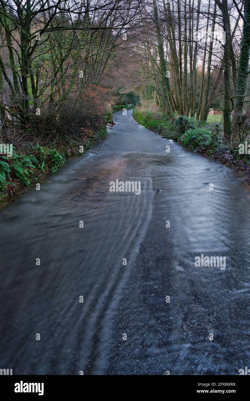 L'eau de pluie coule sur la route Trellech en direction de Tintern. Banque D'Images