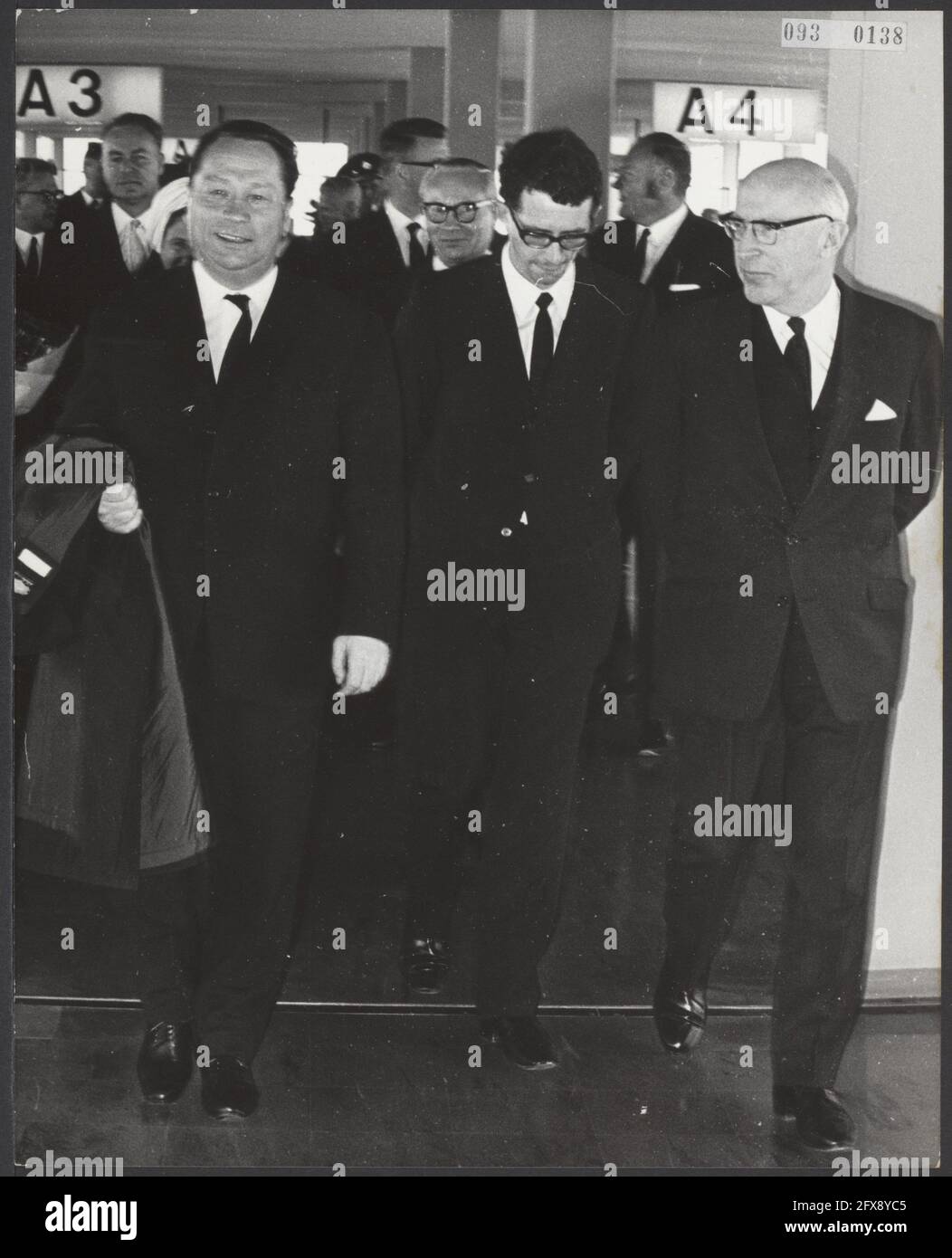 Visite du maire de Moscou à Amsterdam, accompagné de sa femme et de quatre aldermen. Arrivée à Schiphol. FLTR. Maire de Moscou Promyslow, interprète et maire Dr. I. Samkalden, 14 août 1968, maires, réceptions, interprètes, Aéroports, pays-Bas, Agence de presse du XXe siècle photo, nouvelles à retenir, documentaire, photographie historique 1945-1990, histoires visuelles, L'histoire humaine du XXe siècle, immortaliser des moments dans le temps Banque D'Images