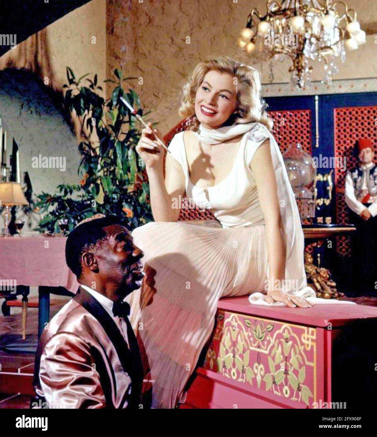 ANITA EKBERG (1931-2015) actrice suédoise de cinéma comme Katrina dans la version Warner Bros. 1955 du film Casablanca avec Clarence Muse sur piano Banque D'Images