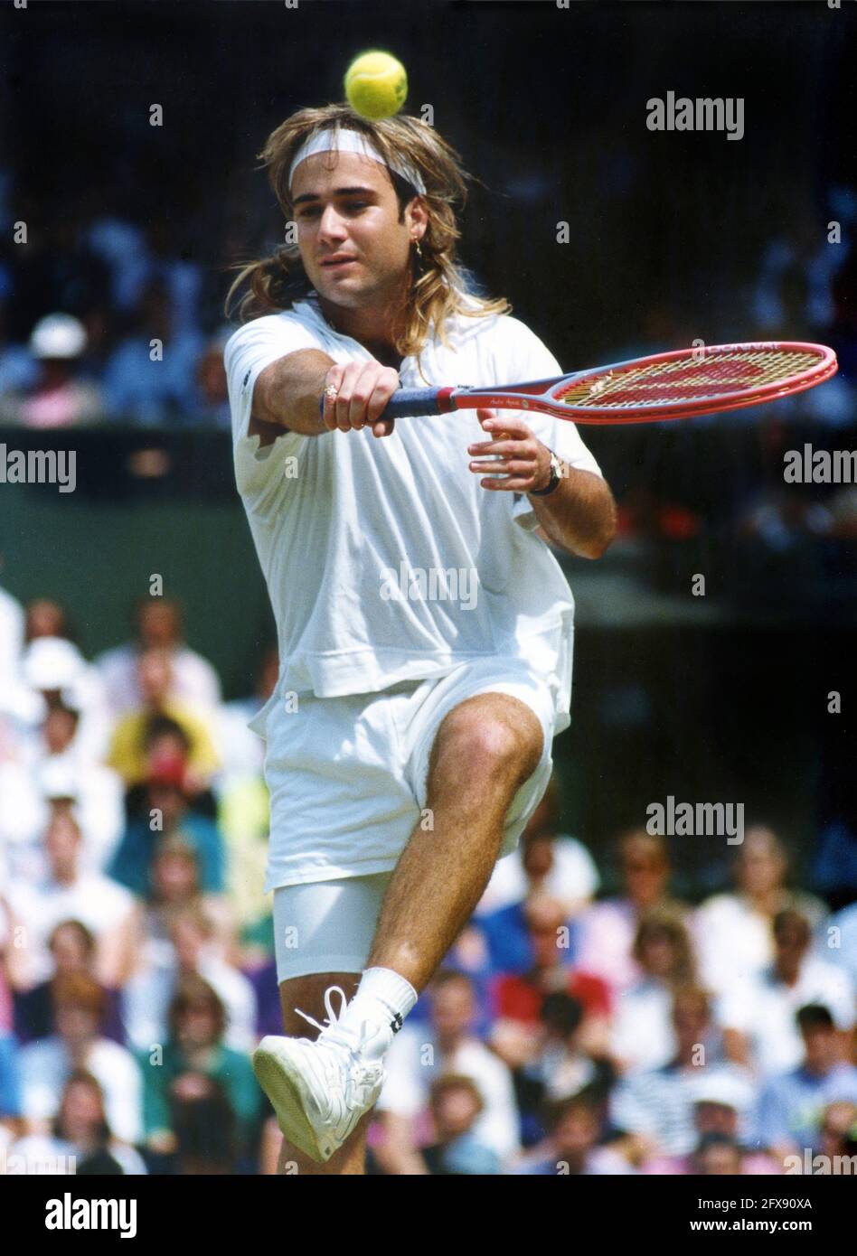 Tournoi de tennis de Wimbledon 1991 Andre Agassi jouant sur le court central. Andre Agassi Wimbledon années 1990 1991 tennis action hommes Banque D'Images