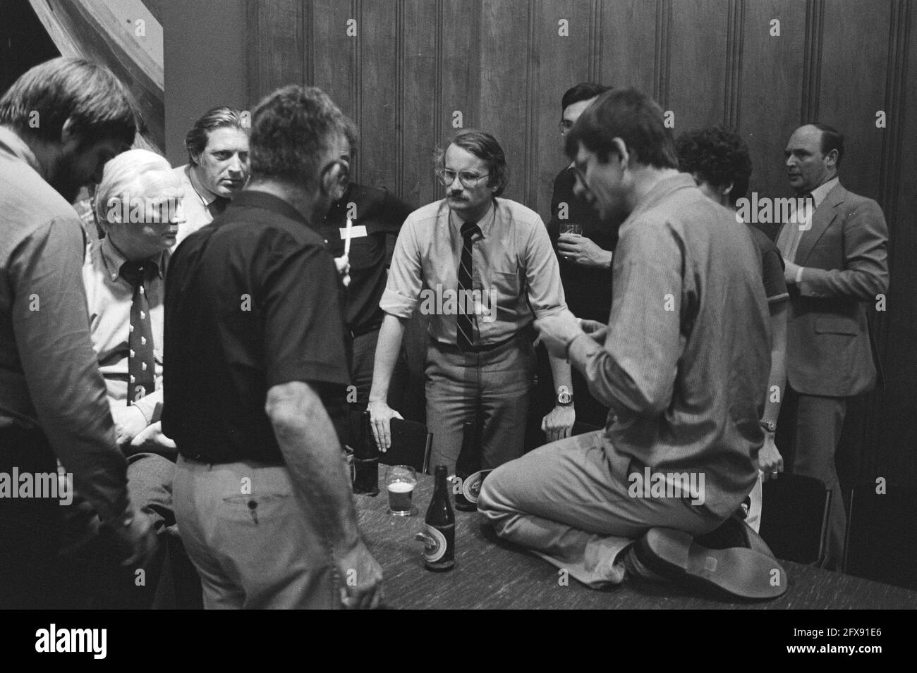 Réunion du Conseil des membres VPRO à Krasnapolsky Amsterdam, nouveau président du conseil Michel Jager (m) avec des partisans, 16 mai 1981, ADMINISTRATION, partisans, Réunions, présidents, pays-Bas, Agence de presse du XXe siècle photo, nouvelles à retenir, documentaire, photographie historique 1945-1990, histoires visuelles, L'histoire humaine du XXe siècle, immortaliser des moments dans le temps Banque D'Images