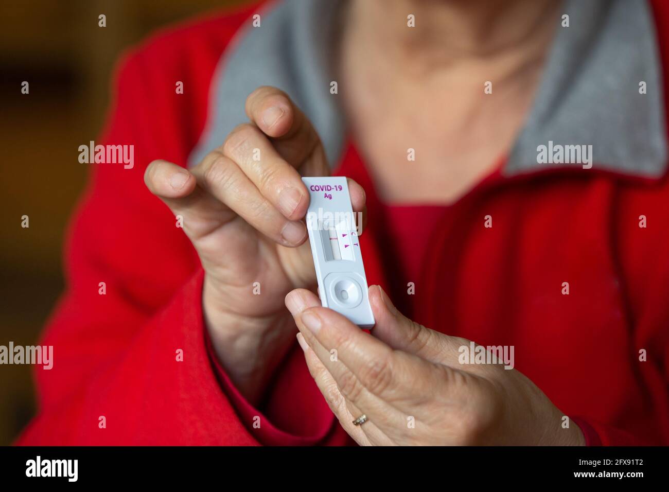 Femme méconnaissable montrant un résultat négatif d'un test d'antigène pour le coronavirus covid-19. Banque D'Images