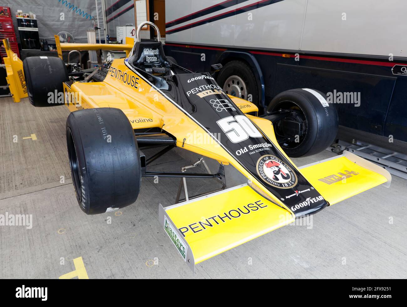 Vue des trois quarts avant de Michael Lyons, 1980, jaune et noir, Williams FW07B Formule 1 au Silverstone Classic 2017 Banque D'Images