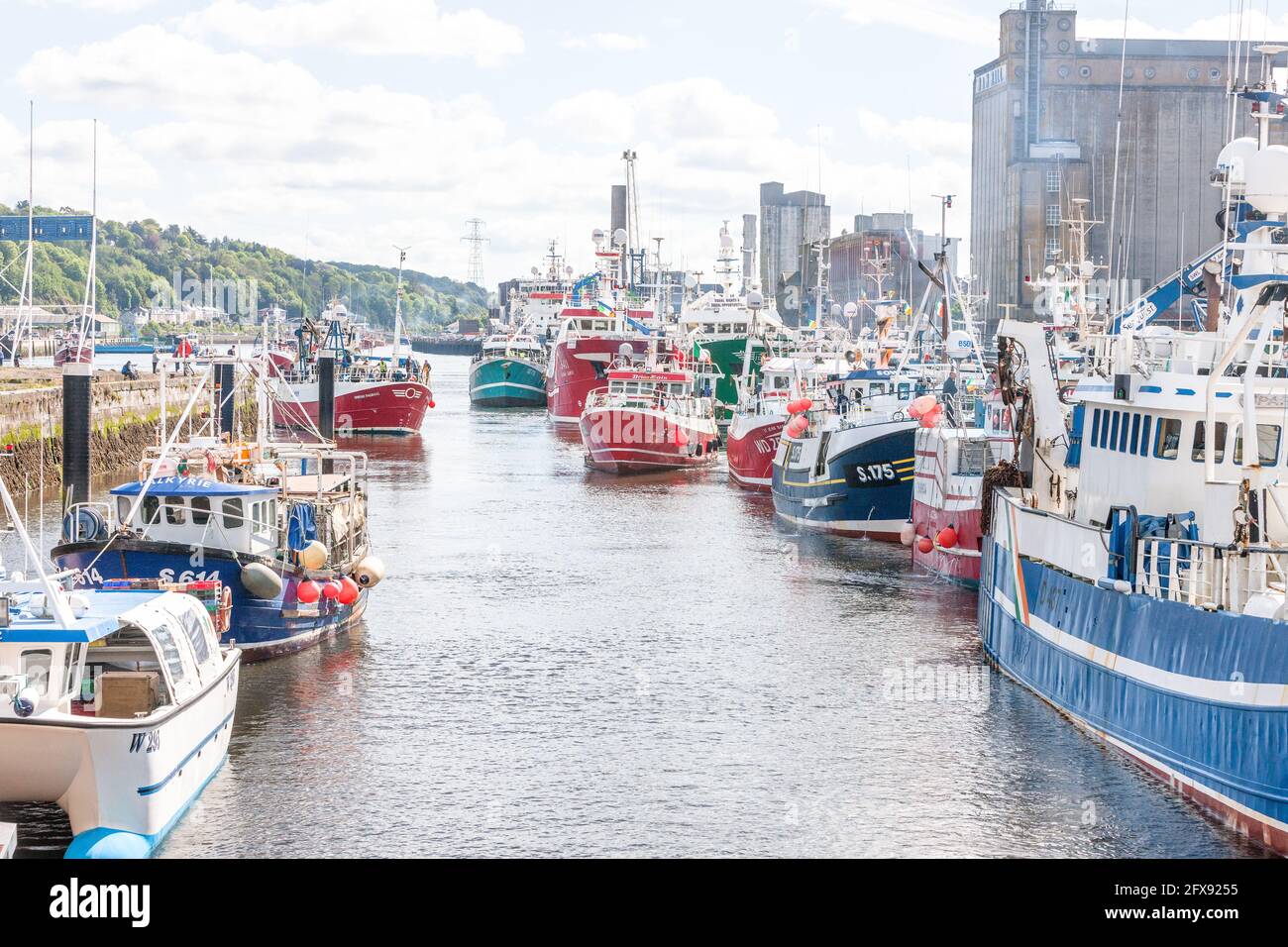 Cork, Cork, Irlande. 26 mai 2021. Une section de la flottille d'une soixantaine de chalutiers et de bateaux de pêche arrimée au quai Kennedy dans la ville. Les pêcheurs font campagne pour sensibiliser le public au pillage de notre plus grande ressource naturelle grâce à un événement Show and Tell à Cork, en Irlande. .- Credit; David Creedon / Alamy Live News Banque D'Images