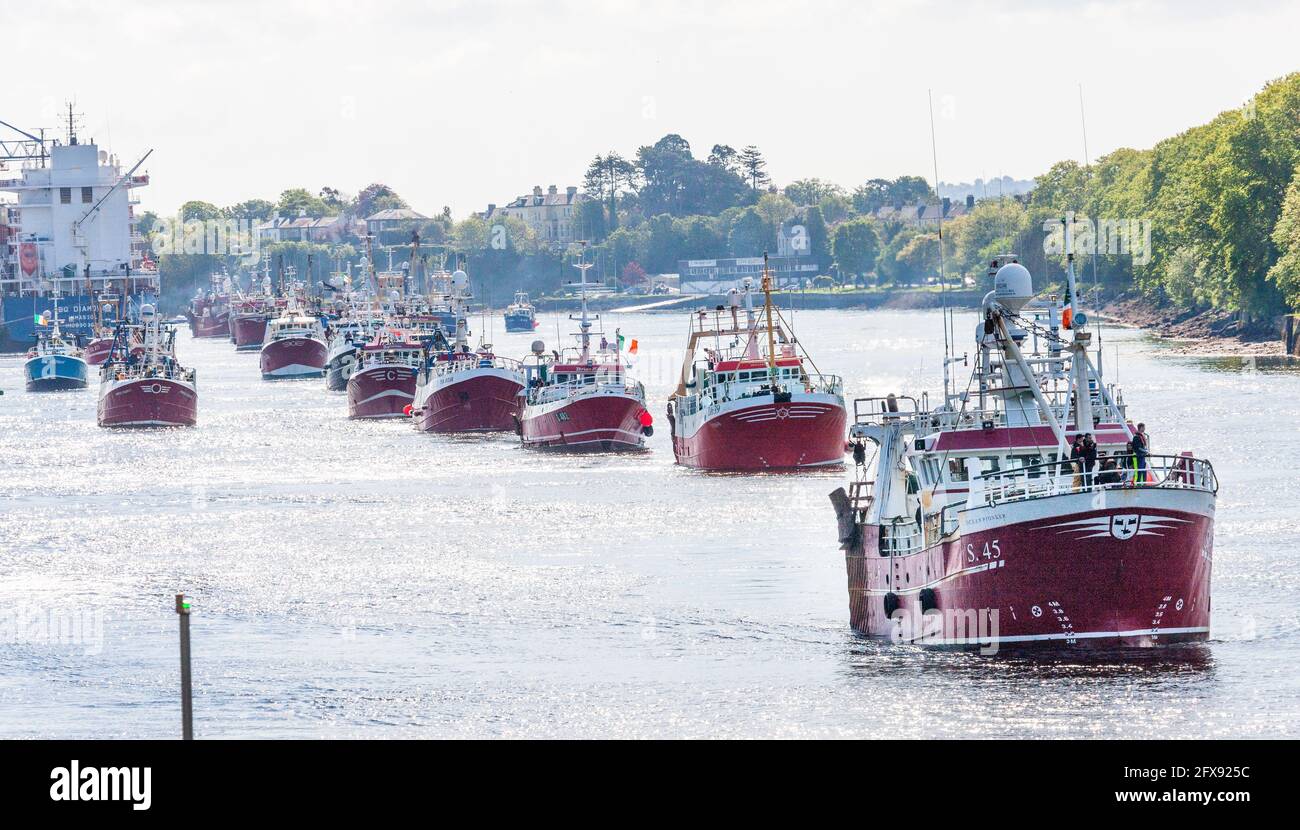 Cork, Cork, Irlande. 26 mai 2021. Une section de la flottille d'une soixantaine de chalutiers et de bateaux de pêche qui parcourent le port jusqu'à la ville où ils lanceront une campagne de sensibilisation du public au pillage de notre plus grande ressource naturelle à l'aide d'un événement Show and Tell à Cork, en Irlande.- Credit; David Creedon / Alamy Live News Banque D'Images
