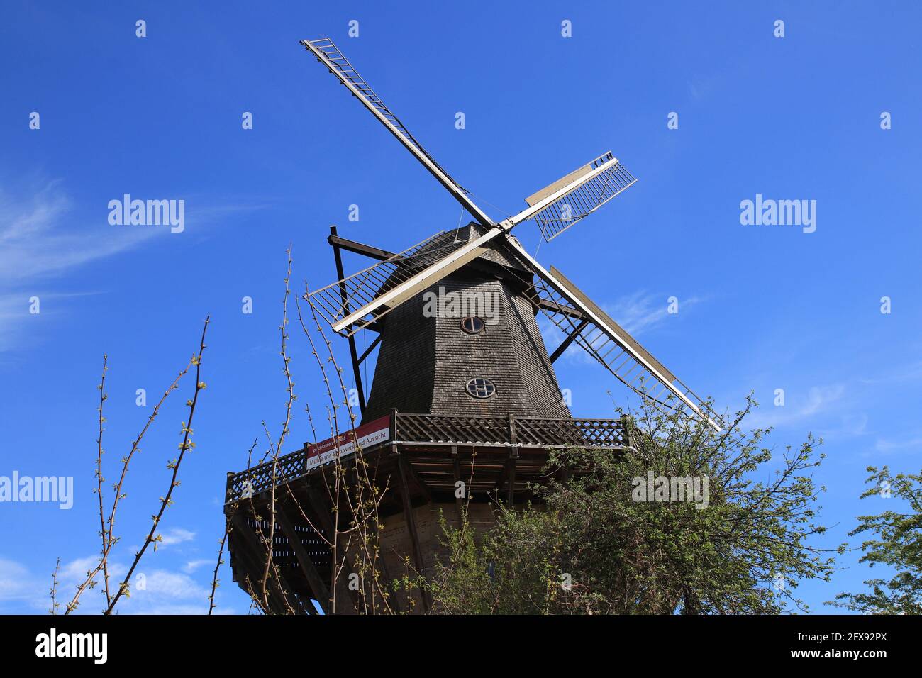 Ancien moulin à vent en bois . Ciel bleu sur l'arrière-plan Banque D'Images