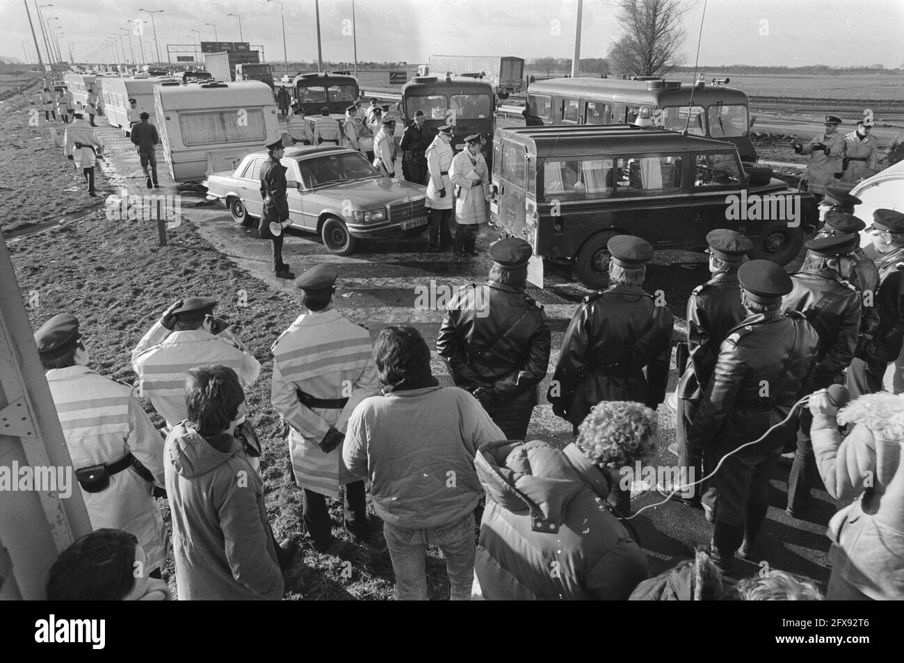 À la frontière entre la Belgique et les pays-Bas, les gitans ont été autorisés à rentrer aux pays-Bas pour être enregistrés. La gendarmerie belge a encerclé les voitures et les caravanes et les a emmenés en territoire néerlandais, le 15 janvier 1981, gendarmerie, voitures, Caravanes, policiers, gitans, pays-Bas, agence de presse du XXe siècle photo, nouvelles à retenir, documentaire, photographie historique 1945-1990, histoires visuelles, L'histoire humaine du XXe siècle, immortaliser des moments dans le temps Banque D'Images