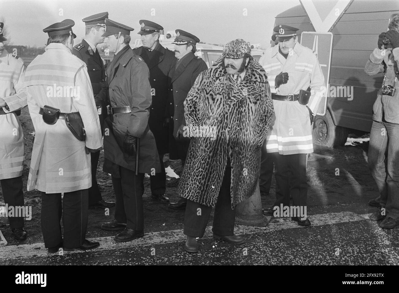 À la frontière entre la Belgique et les pays-Bas, les Tsiganes ont été autorisés à revenir aux pays-Bas pour être enregistrés. Le roi tzigane Koko Petalo, en fourrure, parlant à la police à la frontière, le 15 janvier 1981, policiers, chefs de tribus, gitans, pays-Bas, Agence de presse du XXe siècle photo, nouvelles à retenir, documentaire, photographie historique 1945-1990, histoires visuelles, L'histoire humaine du XXe siècle, immortaliser des moments dans le temps Banque D'Images