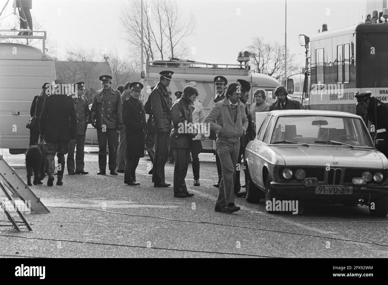 À la frontière entre la Belgique et les pays-Bas, les Tsiganes ont été autorisés à revenir aux pays-Bas pour être enregistrés. Gypsy fille est expulsée conteneur, 15 janvier 1981, voitures, conteneurs, Frontières, filles, gitans, pays-Bas, Agence de presse du XXe siècle photo, nouvelles à retenir, documentaire, photographie historique 1945-1990, histoires visuelles, L'histoire humaine du XXe siècle, immortaliser des moments dans le temps Banque D'Images