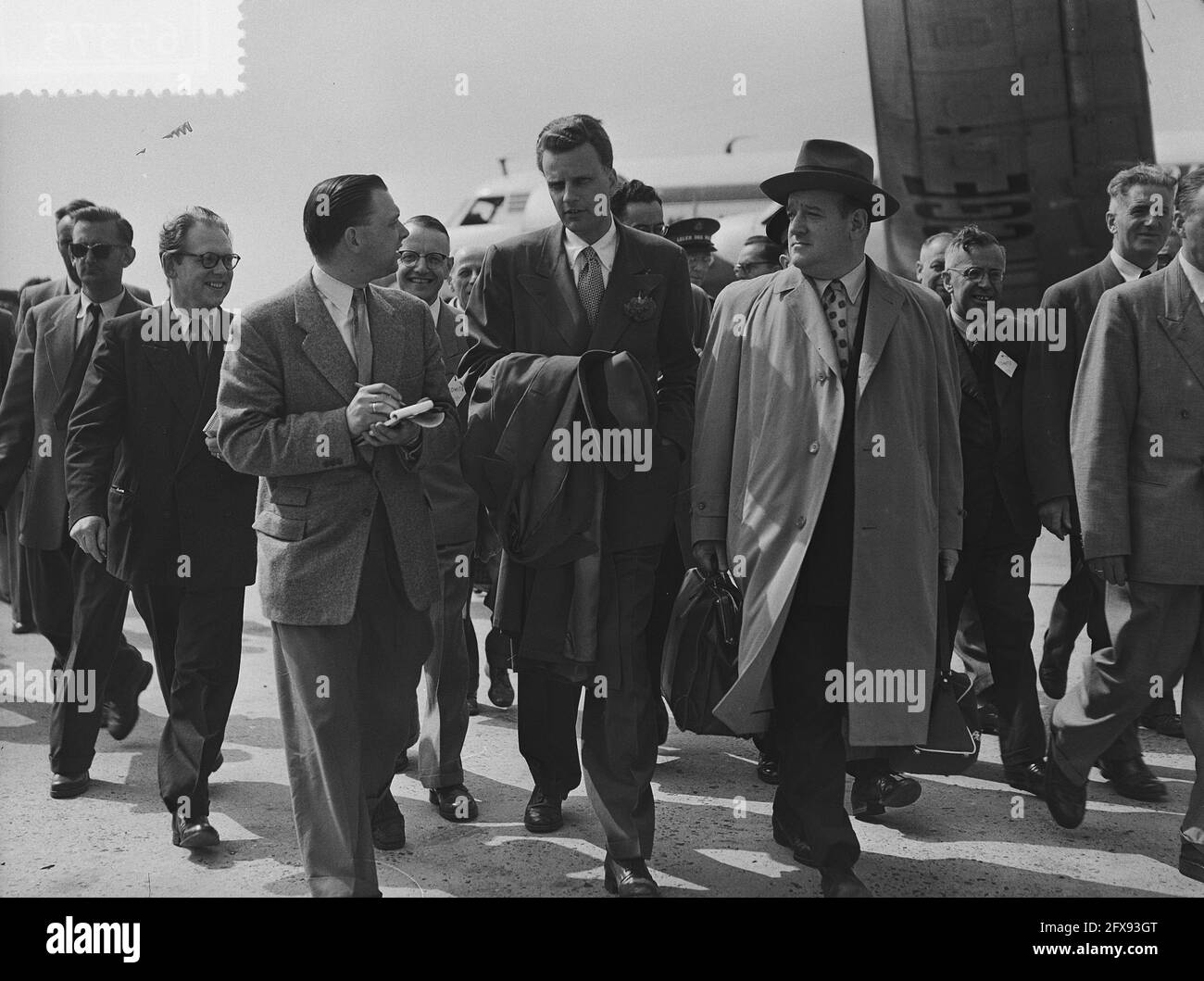 Billy Graham (évangéliste américain) aux pays-Bas, arrivée à l'aéroport de Schiphol, 22 juin 1954, évangélistes, aéroports, Pays-Bas, Agence de presse du XXe siècle photo, nouvelles à retenir, documentaire, photographie historique 1945-1990, histoires visuelles, L'histoire humaine du XXe siècle, immortaliser des moments dans le temps Banque D'Images